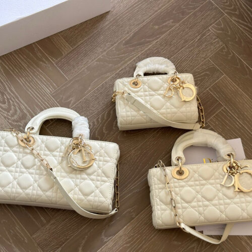 、
Dior lady's new long sheepskin full set packaging
Dior's all-new D-joy is making a strong comeback, with the rhythm of a big hit. The bag comes with two shoulder straps and multiple back styles, making the upper body both beautiful and stylish. T...