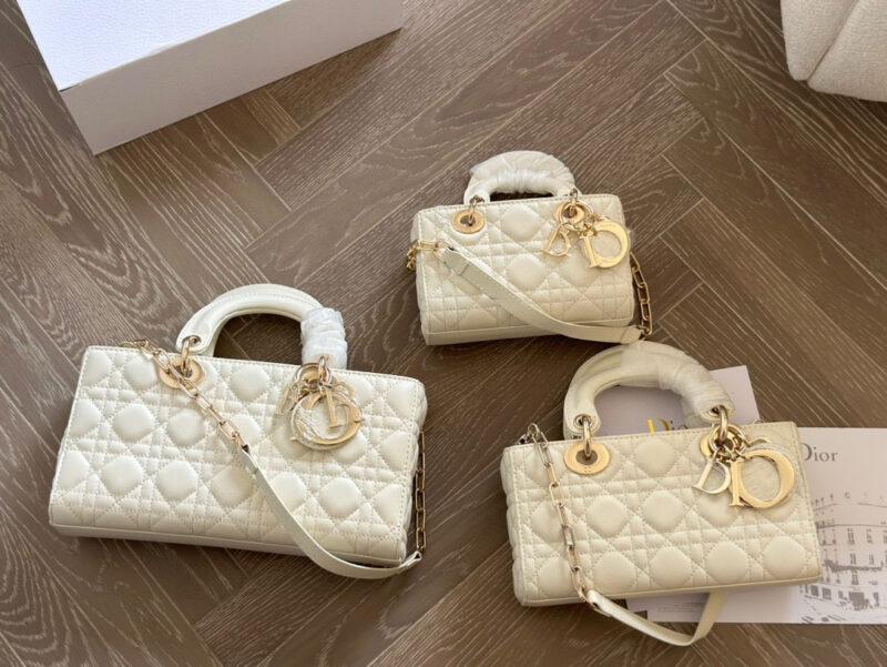 25e828d18d.jpg 、
Dior lady's new long sheepskin full set packaging
Dior's all-new D-joy is making a strong comeback, with the rhythm of a big hit. The bag comes with two shoulder straps and multiple back styles, making the upper body both beautiful and stylish. T...