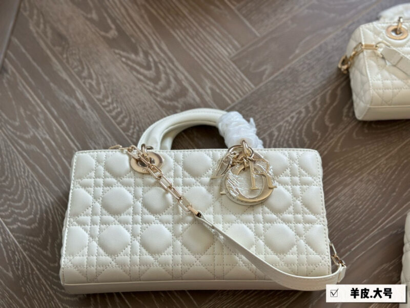 25eb6e3dd3.jpg 、
Dior lady's new long sheepskin full set packaging
Dior's all-new D-joy is making a strong comeback, with the rhythm of a big hit. The bag comes with two shoulder straps and multiple back styles, making the upper body both beautiful and stylish. T...