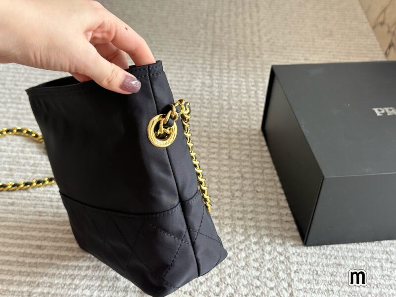 240 boxes
size：20cm
Prada Hobo Vintage Underarm Bag
Zhuzhu nylon chain bag of the same style!
Minimalist yet sophisticated chain bag
Being carried by the celebrity Zhu Zhu immediately became popular!
Nylon is lightweight, practical, durable, and ea...
