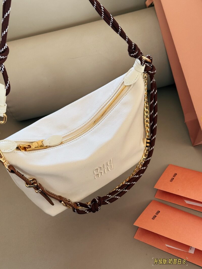 2607b0a2c5.jpg 220 box upgrade version
Size: Bottom width 18 * 15cm
Miumiu canvas style small lunch box~
Bring your own surfing rope!!
MiuMiu's latest lunch box bag!!
The king of cost-effectiveness
The new early spring model has been launched with a loud bang!!
Her...