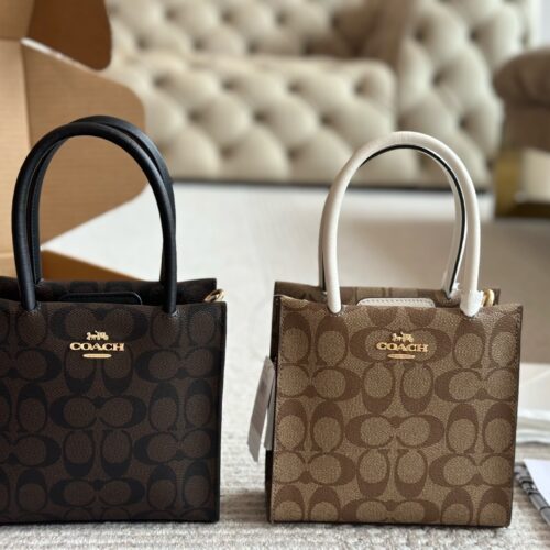 210 box
size：17*17cm
Sincerely recommend this one!
I've been carrying it out lately!
C Family Cally Music Album Pack
The shoulder strap can be disassembled
There are suction buckles inside
Practical and convenient