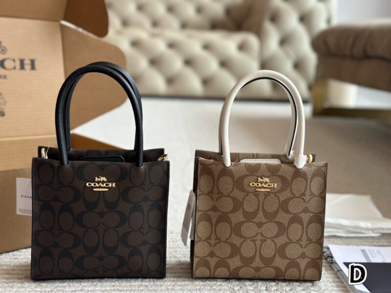 210 box
size：17*17cm
Sincerely recommend this one!
I've been carrying it out lately!
C Family Cally Music Album Pack
The shoulder strap can be disassembled
There are suction buckles inside
Practical and convenient