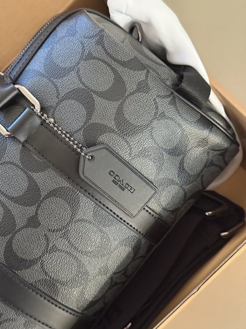 260f34283f.jpg 265 box
size:28*17cm
COACH | Falling in Love with a Male Boston | Venture Premium Grey
What are you still worried about getting for 520?
Advanced graphite gray exudes a sense of sophistication
C's classic, fashionable and atmospheric pillow bag
A v...