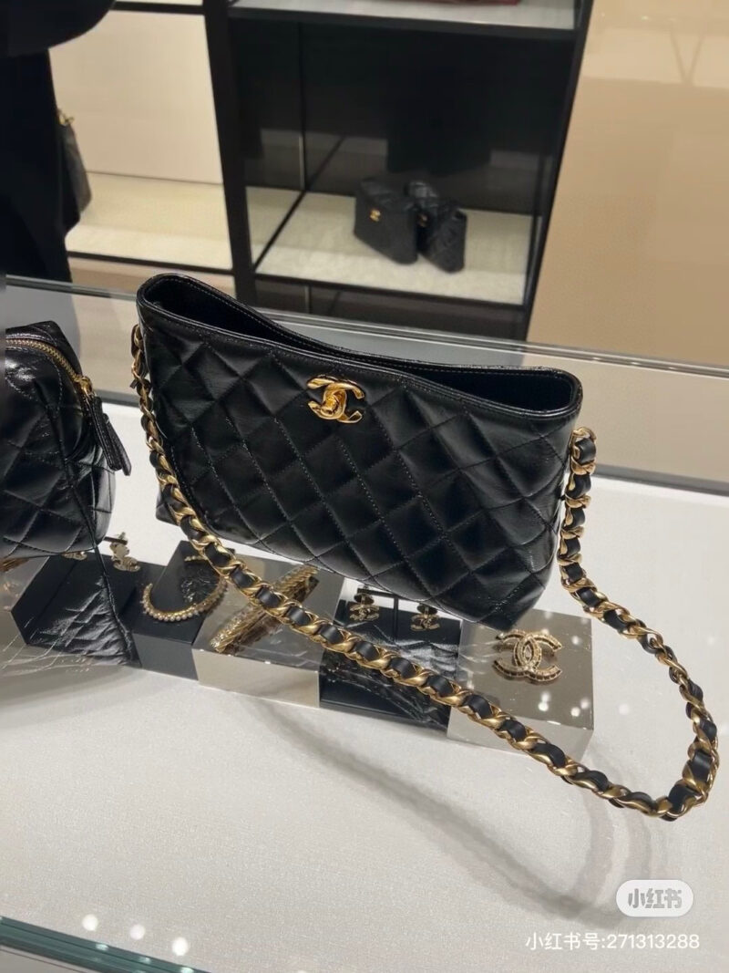 Chanel's new style should not look too good when paired with fur
The capacity is simply not very useful
A must-have for daily travel -
Don't have a headache just for the sake of the small package
Can accommodate a mini umbrella for daily travel