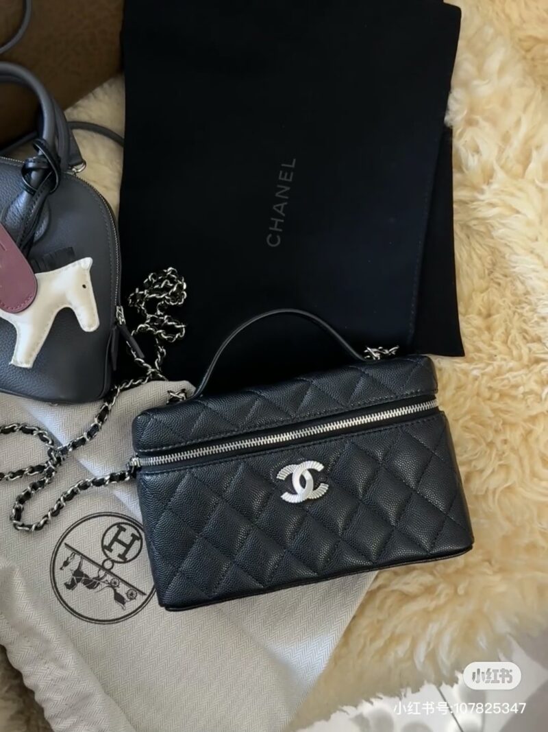261fb9b27a.jpg Chanel caviar LP lunch box bag makeup bag