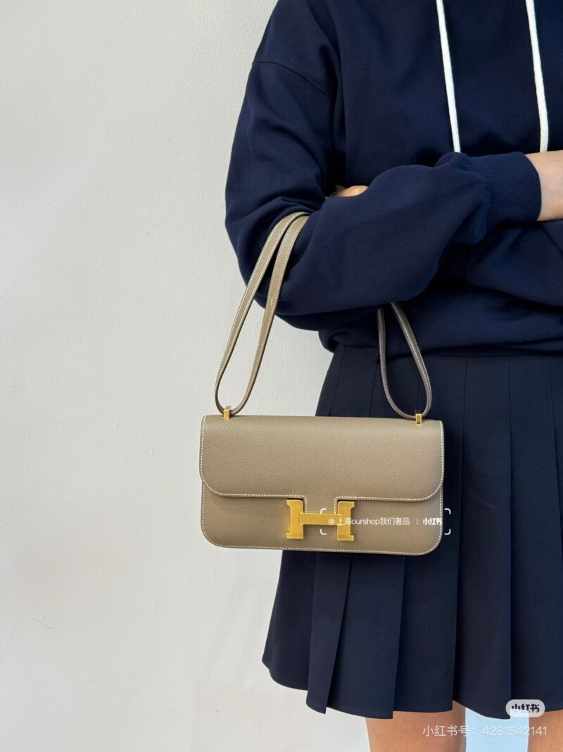 2625555b2b.jpg Constance Elan's new 24cm elephant grey gold buckle Epsom leather versatile color
Perhaps many people underestimate this color, but whether it's for daily travel or photography, it's very eye-catching. Fashionable and retro colors will never go out o...