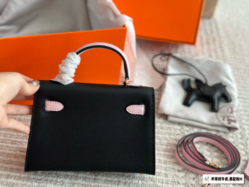 Color blocking ￥ 245
Leather Palm Pattern Gift Silk Scarf Pony Pendant Hermes Kelly Hermes Palm Pattern Calfskin, Material Imported, Size: 28cm. If you like this style, you must take it off. Original mold customization for shipment, hardware with lo...