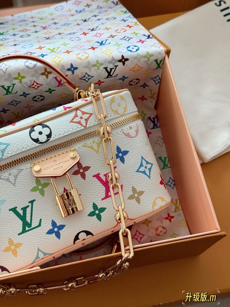 26439bebbc.jpg 310 box upgrade version
size:19*12cm
L Home Vanity Small Box White Tri Color
?? Equipped with two shoulder straps and cute dolls
Super convenient and practical!
Who really sees who falls in love
The feeling of sinking at a glance upon seeing th...
