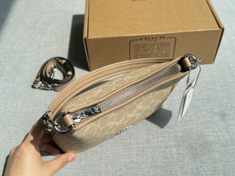 2658c7d00d.jpg 180 airplane box
size:19.5×15.5
COACH LAUREL Lao Hua Wandering Bag Underarm Bag Cross Shoulder Bag
Mini wandering bags are also too Q!
Really super cute
At first glance, it amazed me!
The bag is lightweight and has just the right capacity, making ...