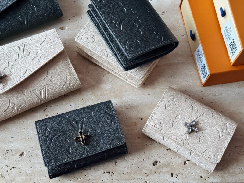267a42fae3.jpg 145 box cowhide
L's new cowhide milkshake white/gray wallet!
Do you dare to say that you can resist its aura
Great layout!
Compact and practical