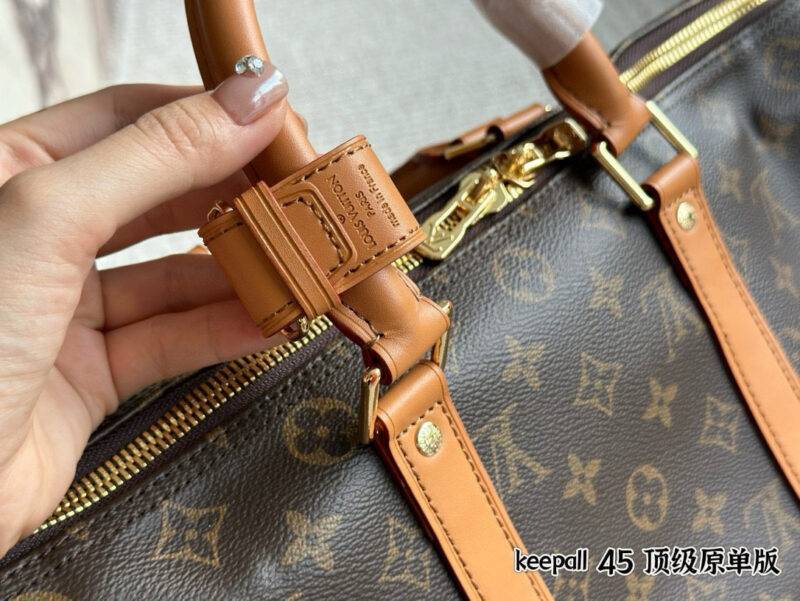267e227025.jpg 290 without box
Size: 45 * 27cm
L family's old flower travel bag is out!
Keepall 45 travel bag
Featuring a retro and artistic atmosphere with high aesthetic appeal~
Do we need 'it'.