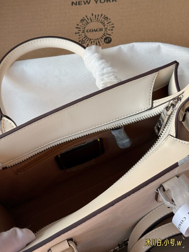 26872fb487.jpg 265 box
size:25*19cm
Maggie's exquisite tote from C family
Old Flower Small Tote Bag Type
Handheld exquisite and versatile crossbody with elegant temperament!