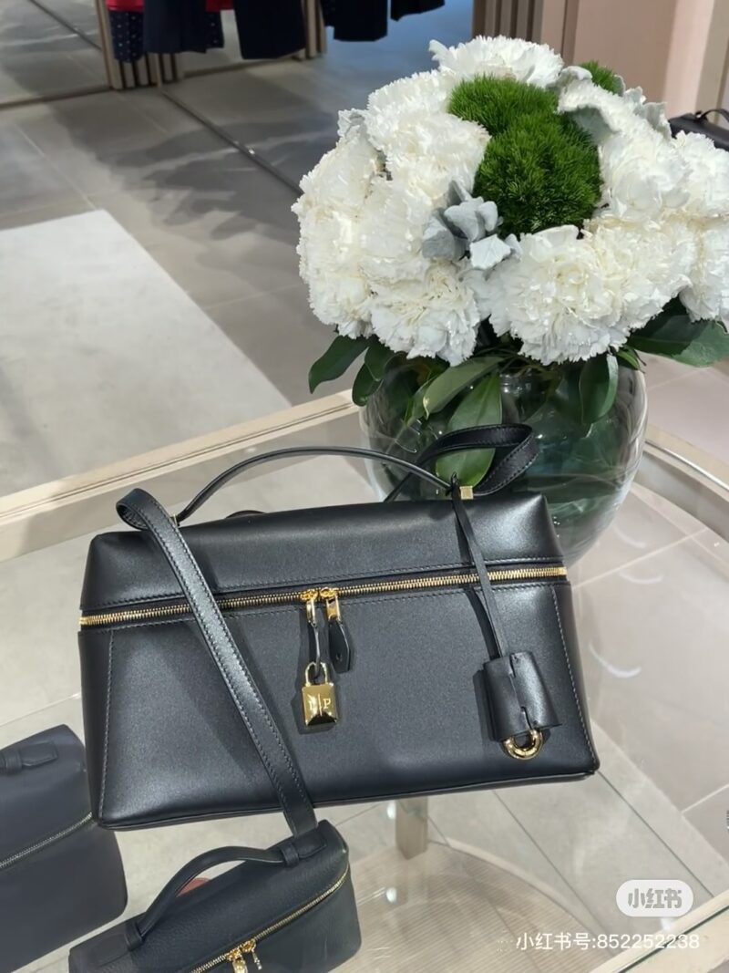 A niche hand-held, one shoulder, and crossbody lunch box bag, fashionable, simple, and versatile! Some people are immediately attracted by this retro niche hand-held shoulder crossbody lunch box bag! Its design is simple yet not simple, full of a s...