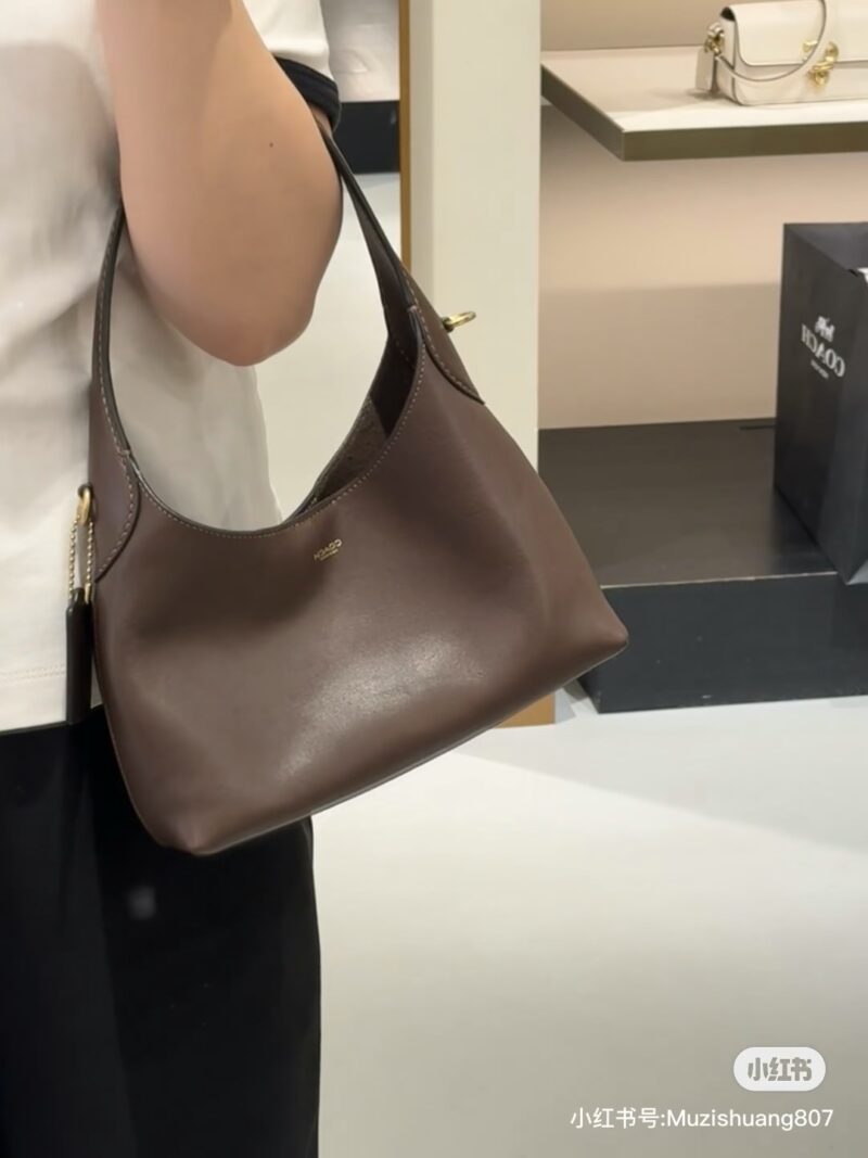 Coach | Easily Grasp the Relaxation of Brooklyn
If you want to have a sense of relaxation
Then you only need one # coachBrooklyn 28
Soft body without losing its three-dimensional feel
Minimalist lines with hot stamping, Coachlogo
The space can accomm...