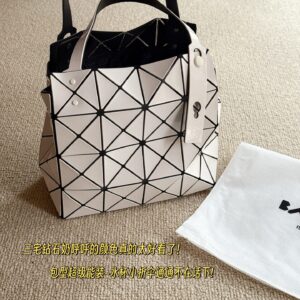 195 no box upgrade
issey miyake BAOBAO
Miyake Life Carat Diamond Series
Size 23 * 23cm
Perfect for summer
Light and convenient, small and fresh~
By folding the side sandwich, the bag body shows a plump appearance.
