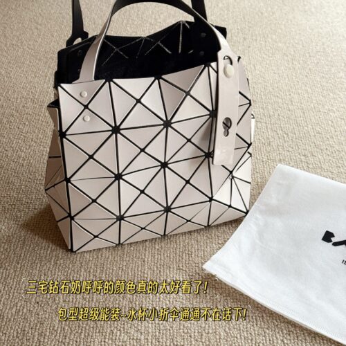 195 no box upgrade
issey miyake BAOBAO
Miyake Life Carat Diamond Series
Size 23 * 23cm
Perfect for summer
Light and convenient, small and fresh~
By folding the side sandwich, the bag body shows a plump appearance.