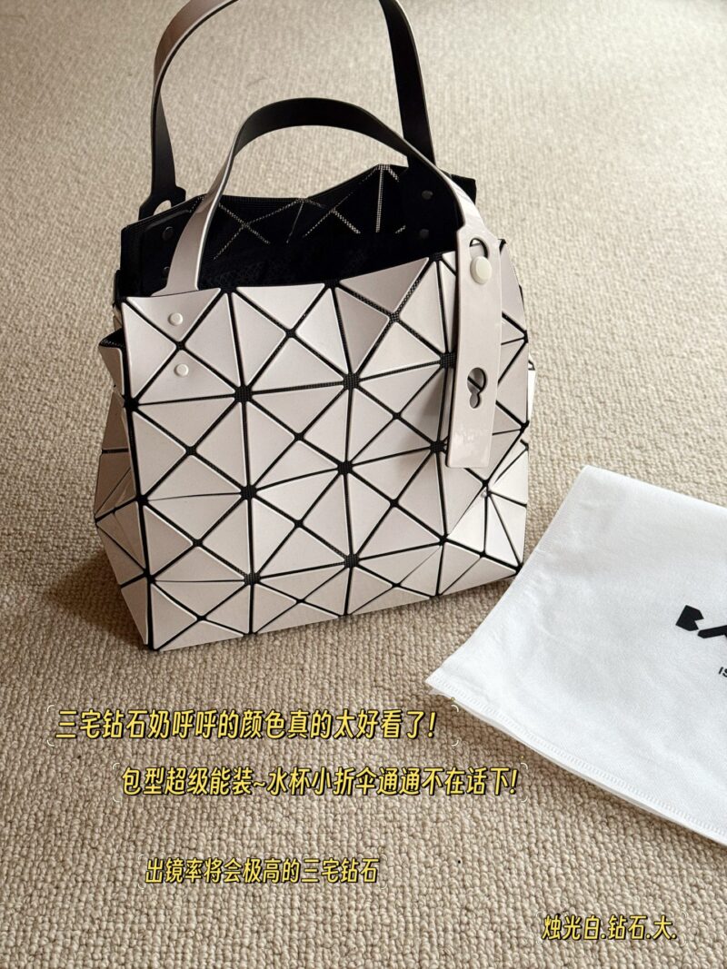 26e6099440.jpg 195 no box upgrade
issey miyake BAOBAO
Miyake Life Carat Diamond Series
Size 23 * 23cm
Perfect for summer
Light and convenient, small and fresh~
By folding the side sandwich, the bag body shows a plump appearance.