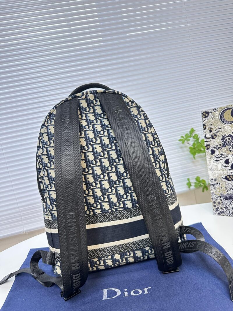 Dior letter canvas bag with cowhide, perfect for both men and women in spring and summer retro style. This bag hits the heart with just one glance, featuring a neutral blue herringbone embroidery and old flower waterproof technology fabric. Dior's co...