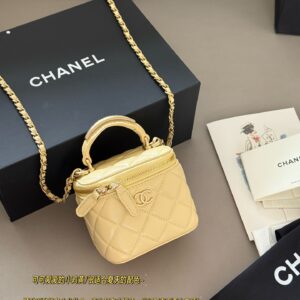 205 with packaging
size：11×8.5cm
Cute and lovely chicken yellow/very suitable for summer color matching~
Xiaoxiangjia's new product mouth red envelope/box package
Handheld makeup box
Opening it on the street can repair makeup
Close the shape that ...