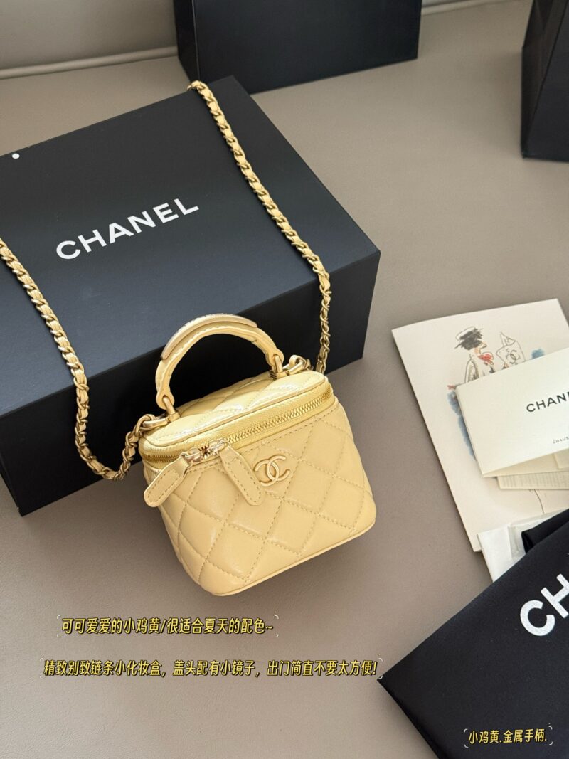 205 with packaging
size：11×8.5cm
Cute and lovely chicken yellow/very suitable for summer color matching~
Xiaoxiangjia's new product mouth red envelope/box package
Handheld makeup box
Opening it on the street can repair makeup
Close the shape that ...