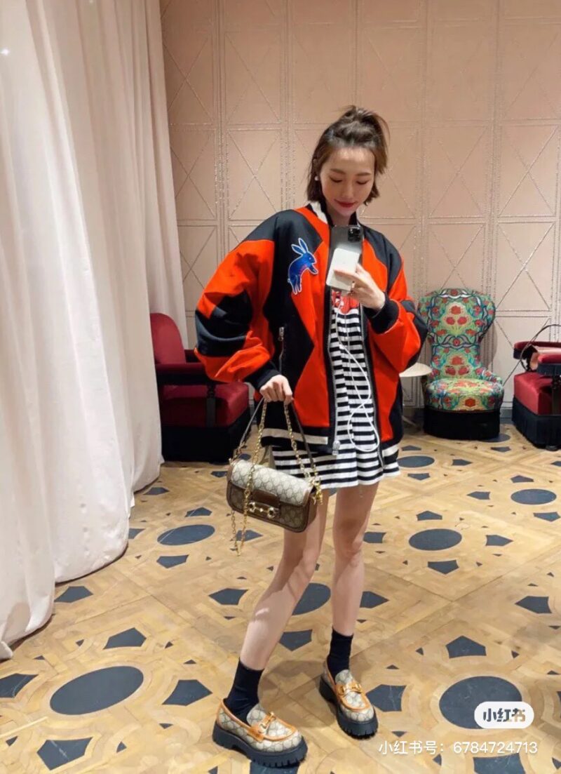 27276263b2.jpg G Home 1955 New Underarm Bag
G's 1955 new MINI armpit bag, isn't it too beautiful! Two shoulder straps, one leather strap can be used as an underarm bag, and one metal chain can be worn diagonally on one shoulder. #Big Brand Bag # High end Customizat...