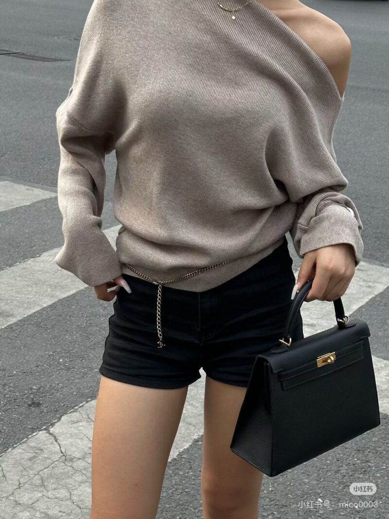 2741a1ef2f.jpg Black Gold Kelly 25 is so handsome!!! Hermes Kelly can't look up to other bags at first glance
Aima, you are really good at grasping my preferences!!!
Hermes/Hermes Kelly 25 Classic Black Gold Epsome Leather
The gold size is more rigid and three-dime...