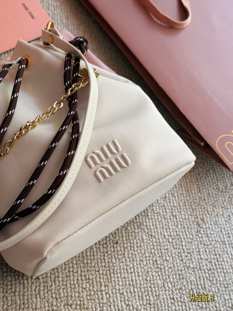 275bd05369.jpg 220 boxes
size:17*21cm
Miumiu canvas small water bucket
The colors of summer~
Another bag that doesn't require any brainpower to match!
The complimentary ornament can be used as an extension chain
It's becoming very summer~