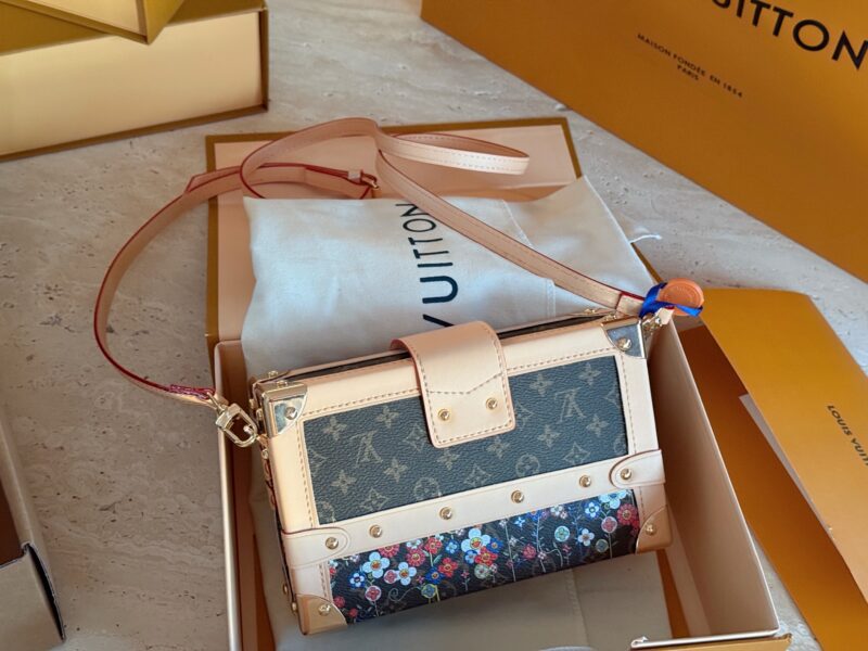 275c893e8c.jpg Box pairing
size:19*12cm
L's small box Petite Malle
The appearance of this small box is too high!
That's so cute!
Murakami Takashi collaborates on a sunflower Petite hard box
Very stylish!