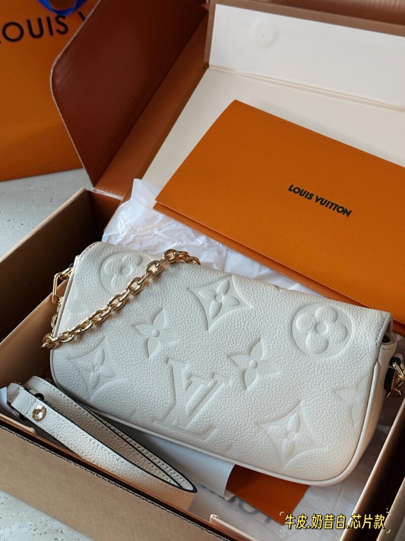 290 complete set of packaging
size：23*12cm
Original version released ?? 
New Ivy full leather embossed chip model!
L's white ivy has become rich and beautiful
Physical Milk Whistling Drops~
Super suitable for summer
The first layer of cowhide h...