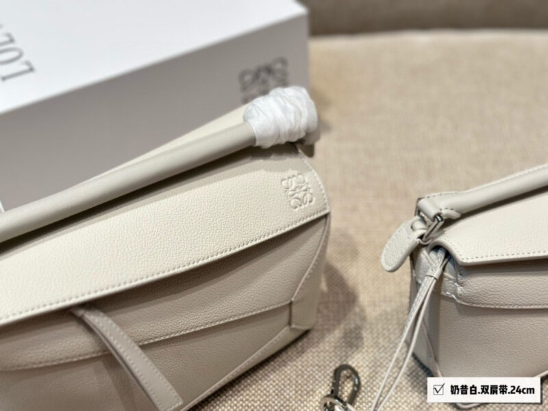 2766c8e035.jpg 275 300 box
Size: 18 * 11cm (small size)
24 * 15cm (large size)
Loewe Geometry Package Puzzle
The latest version of woven shoulder straps
Clean Puzzle Edge is very advanced!
?? Cowhide quality!
Completely hold on!