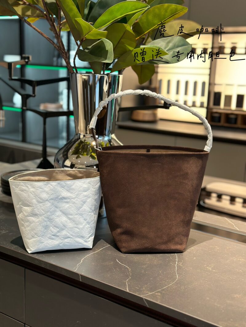 2770a89220.jpg Bucket Bag ? Gift inner bag G7155 # p335
Liu Yifei, Ni Ni, Dong Jie, Naza, Yang Mi
Waiting for many female celebrities with the same style of bucket bag, bucket bag, medium-sized leather, suede, top layer cowhide
The favorite of minimalism, with la...