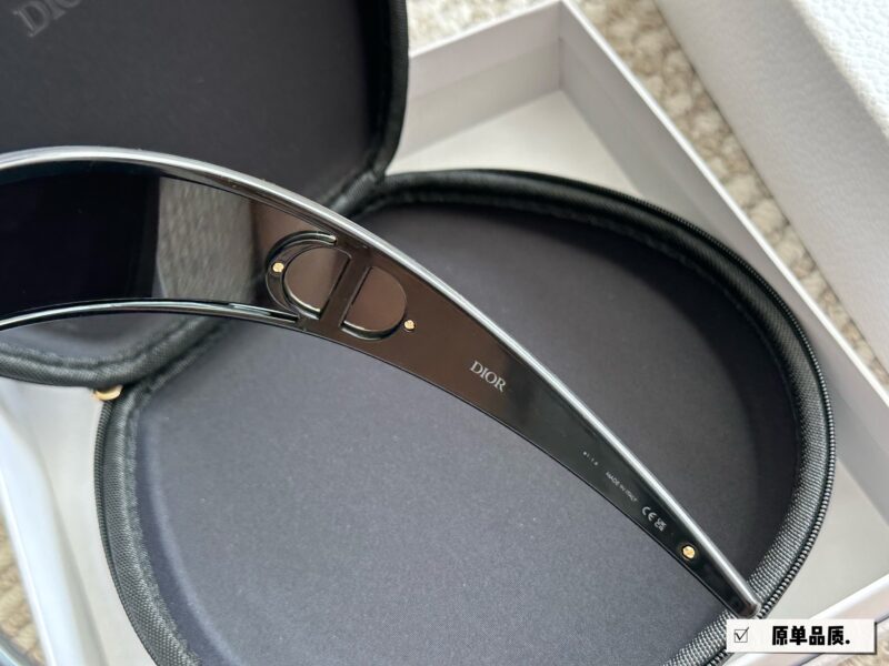 2788080f9a.jpg 215 High Version Complete Gift Box
Recent new favorite - Dior headband sunglasses
Really roar, look at it
You can also take it off as a headband
I really love cool things
One mirror dual-use full set gift box for personal use ? Giving gifts is very...