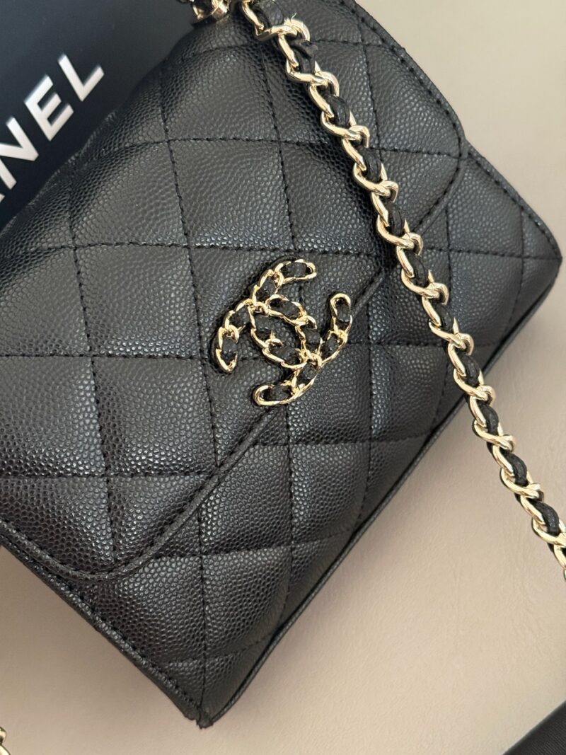 27906c2db8.jpg 215 boxes
size:15*12cm
Xiaoxiang's 25skewly
This bag type is a whole love to live in
Can be carried by hand or slung diagonally
The caviar cowhide is too perfect!