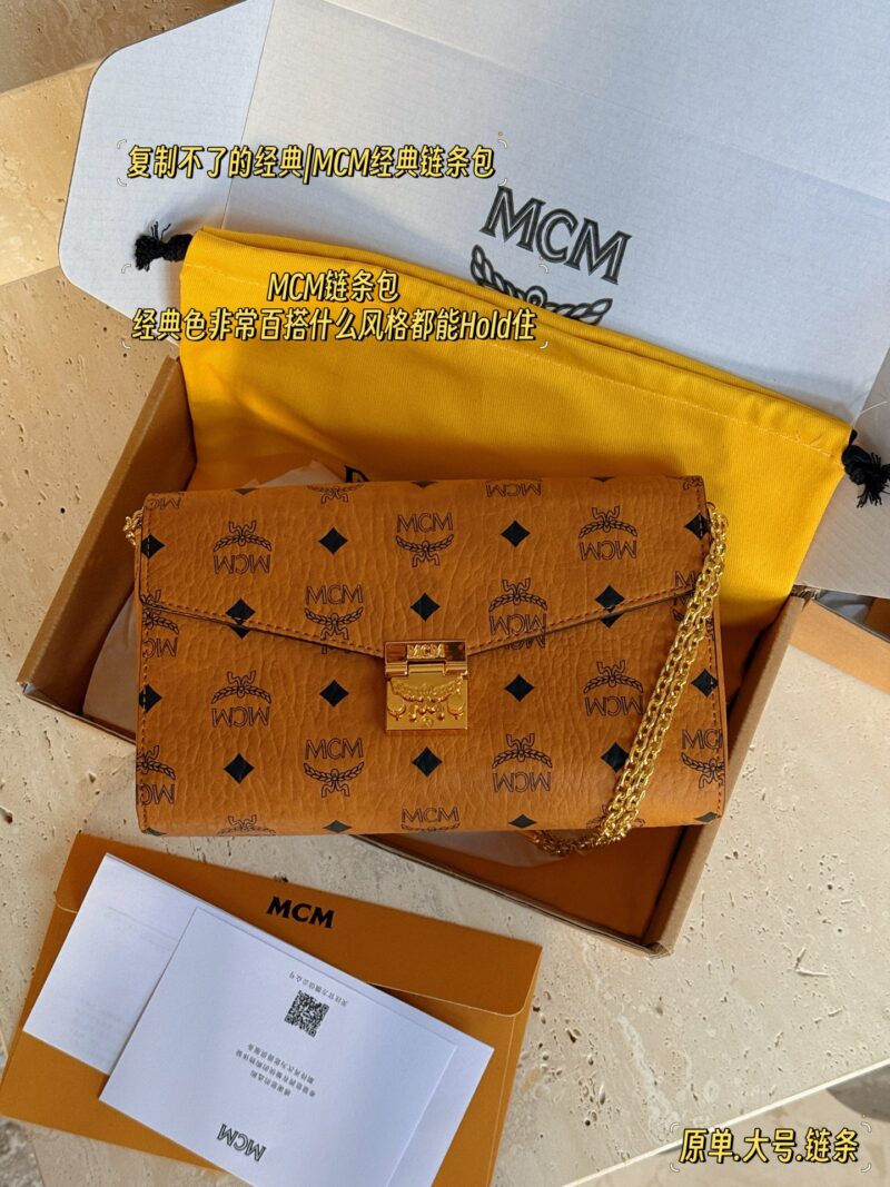 27995dd3c1.jpg 210 205 box (chain shoulder strap)
Size: 23x14cm (large)
18 * 13cm (small)
Top tier original quality shipment
MC Chain Pack
Complete packaging as shown in the picture
Ensure the quality of actual filming
MCM chain bag is truly the king of versatility...