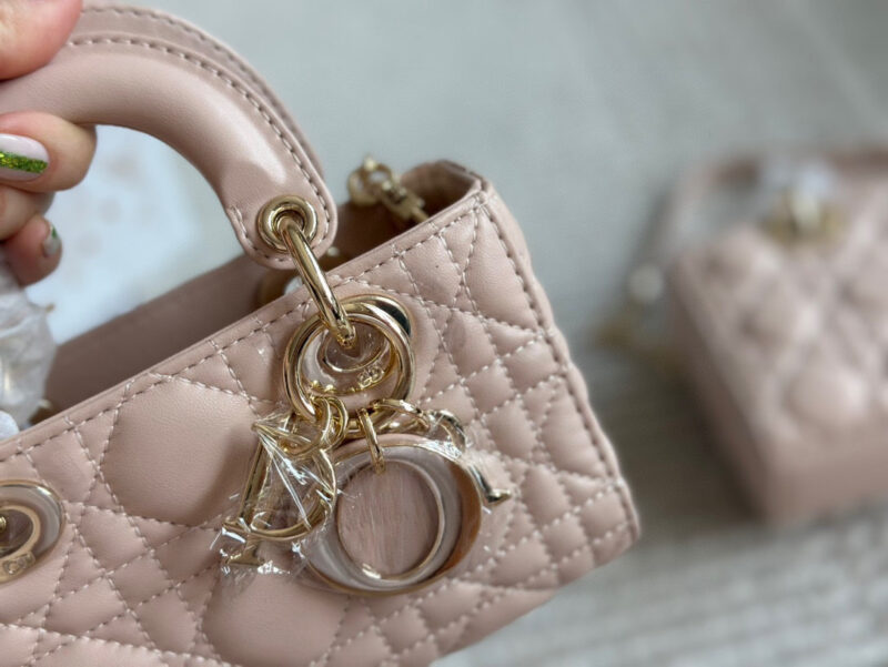 279bccf64c.jpg 、
Dior lady's new long sheepskin powder full set packaging
Dior's all-new D-joy is making a strong comeback, with the rhythm of a big hit. The bag comes with two shoulder straps and multiple back styles, making the upper body both beautiful and sty...