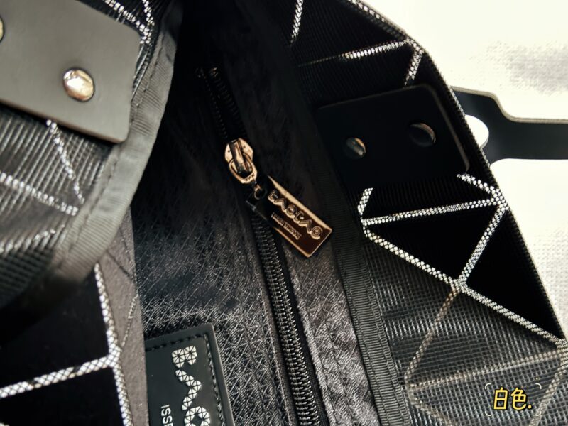 27c1bf51a0.jpg 180 no box upgrade
issey miyake BAOBAO
Miyake Life 6x6 Shopping Bag
Size 34x34cm ??
Perfect for summer
Light and convenient, small and fresh~