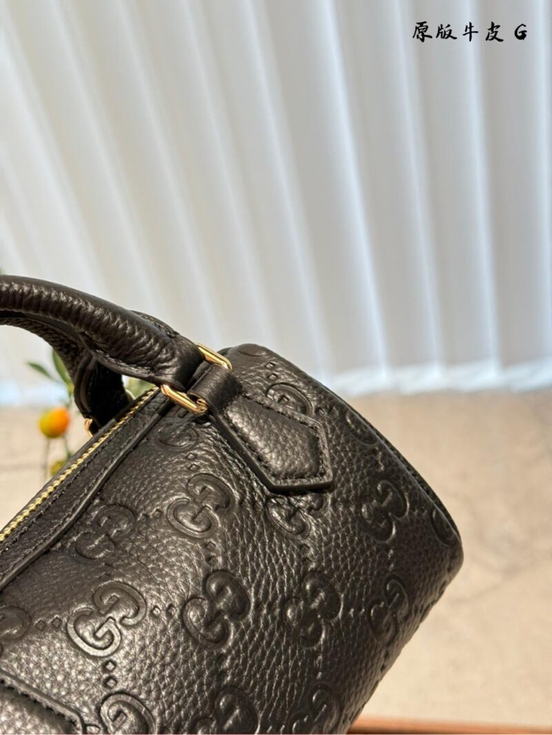 Gucci Boston Nano mini shines in the new series. The series reinterprets classic patterns with creative design and innovative features, injecting a touch of timeless fashion into daily styling. The super double G pattern is presented with eye-catchin...
