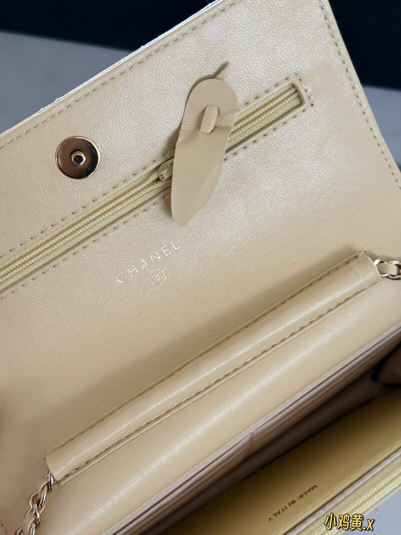 27df171ca4.jpg 180 Pack
size:20*13cm
Xiaoxiang Family Wealth Bag
Woc Wealth Pack, can have
You must arrange for yourself
Chanel's wealth bag is the most frequently used one in Grandma Chanel's bag
Cute and lovely chicken yellow/very suitable for summer color matching~