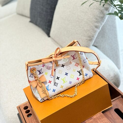 Color changing skin
It's definitely the next big hit
One of the main reasons why I like LV is because it is practical and durable in leather
The latest Carryall BB is still made of white tri colored leather, which is very, very soft and feels very go...