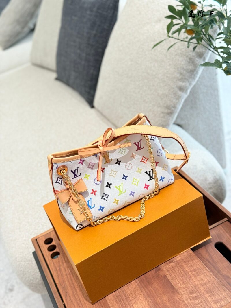 Color changing skin
It's definitely the next big hit
One of the main reasons why I like LV is because it is practical and durable in leather
The latest Carryall BB is still made of white tri colored leather, which is very, very soft and feels very go...