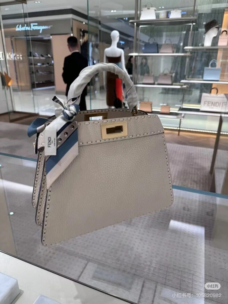 Fendi is versatile in any style of clothing, casual or professional, even down jackets, exuding a low-key and luxurious temperament.