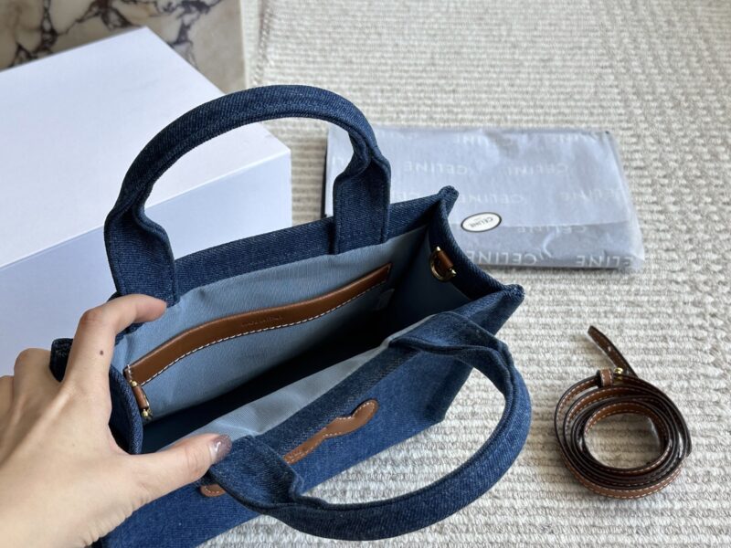 215 boxes
Size: 25 18cm
Celine 23ss small shopping bag
The whole bag is simple and neat,
Full of comfortable denim bags!
Both hands and shoulders are super beautiful
