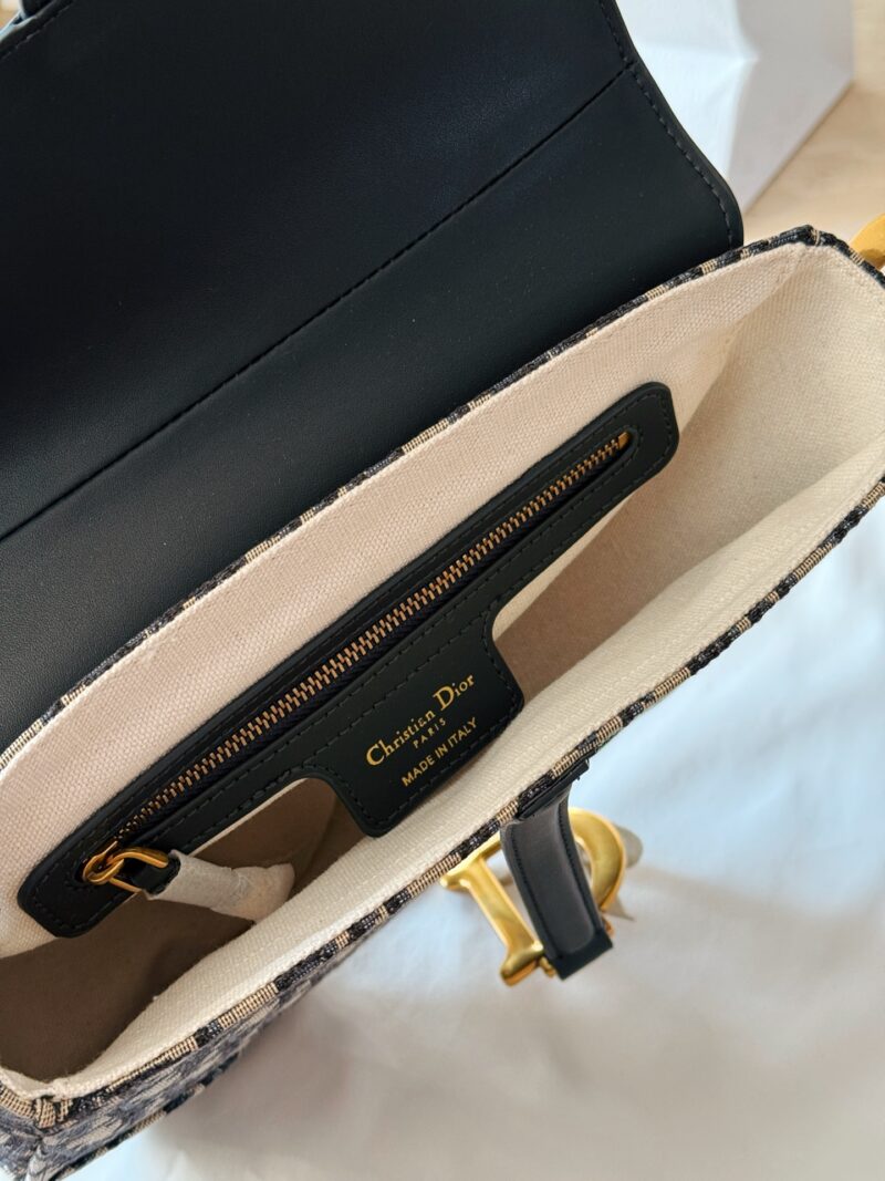 320 boxes (presbyopia)
Size: 25cm (top width) * 20cm high
D's new product is here
Retro Oblique Blue is so beautiful!
The shoulder strap can be adjusted in a wide range!
Underarm crossbody
