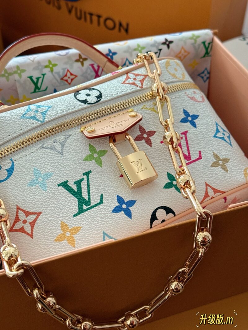 2820f05e3a.jpg 310 box upgrade version
size:19*12cm
L Home Vanity Small Box White Tri Color
?? Equipped with two shoulder straps and cute dolls
Super convenient and practical!
Who really sees who falls in love
The feeling of sinking at a glance upon seeing th...