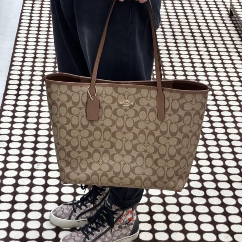 Coach's latest version of buckle tote bag! Bag with concealed logo
Simplicity and luxury brands are timeless for ten thousand years! The texture and details are all amazing! Practical, convenient, and versatile. #Coach Tote Bag # Coach