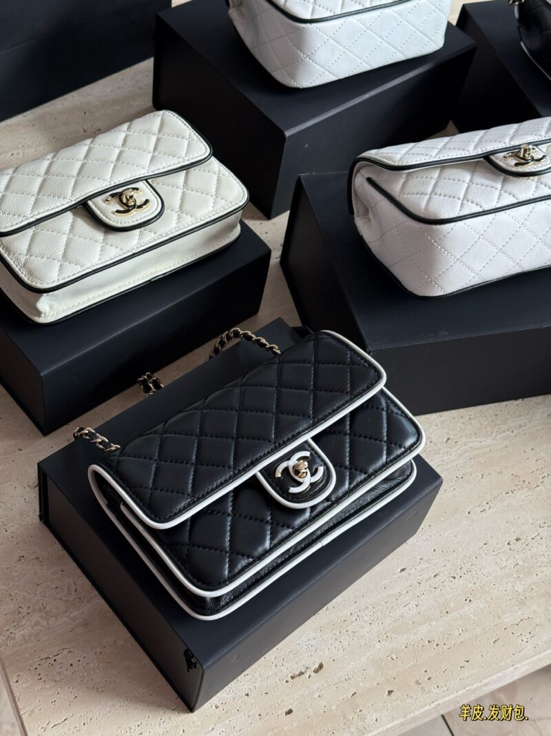 283848fa7e.jpg 275 box sheepskin
Size: 20 * 12cm (large)
18 * 13cm (small)
Xiaoxiangjia 25P New Manga WoC Wealth Bag
It's really beautiful .….
The physical object is super cute
Do you prefer white or black borders?