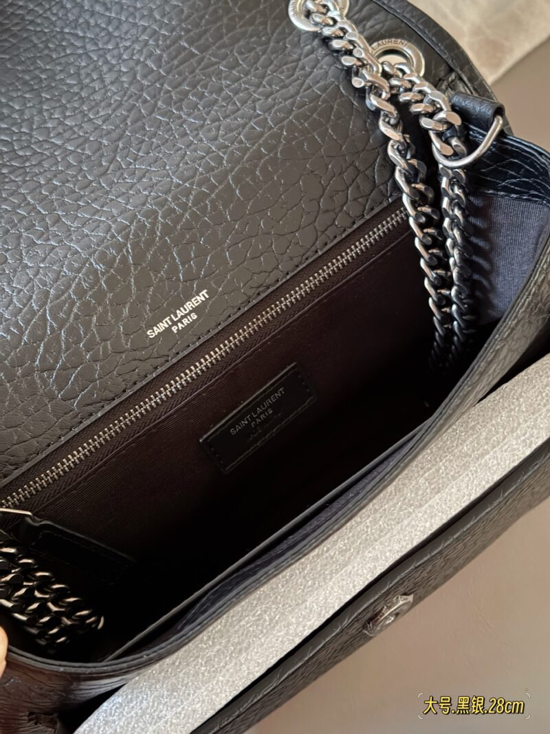 283a6dc737.jpg 230 240 without box
Size: 22 * 18cm (small)
28 * 22cm (large)
The long-awaited
The magic stick Nikki has finally reached a new size
High order version Nikki
YSL Nikki leather material has a soft and sticky texture ??
Highly recommend Niki from ou...