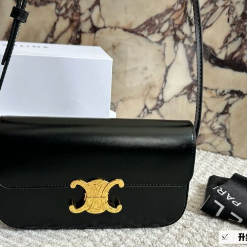 220 boxes
size：20*11cm
Celine super beautiful armpit bag Arc de Triomphe
?? Upgraded version for reshipment
Retro sexy versatile small bag
Don't miss it!!
?? Cowhide leather