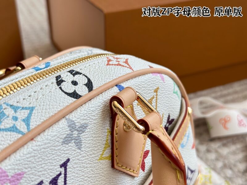 28491e2a70.jpg 330 original single edition box
size:27*19cm
L's Takashi Murakami bowling ball is his favorite bag for this white tri color event! The physical object is very beautiful#
A whole retro millennium feeling, with a large capacity inside,
Holding it in ha...